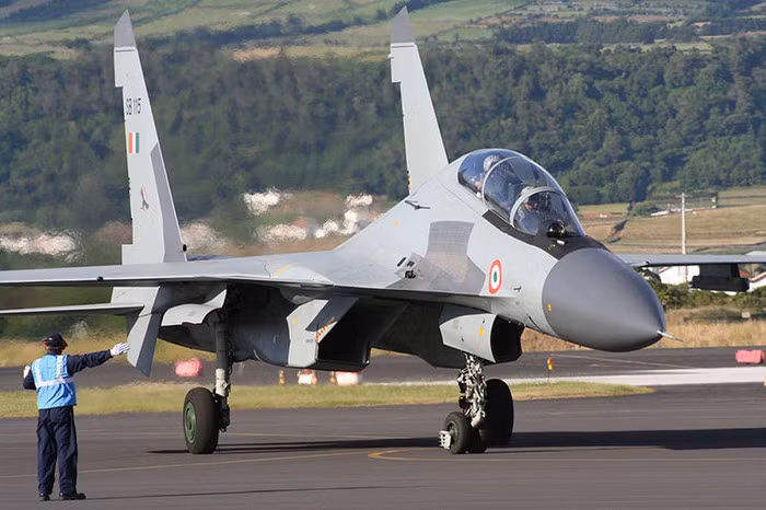 Công ty HAL đang lắp ráp 23 chiếc cuối cùng trong số 272 chiếc Su-30MKI, và các bộ phận của máy bay này là được sản xuất từ Nga. Vào tháng 5/2018, công ty đã đề xuất xây dựng ba phi đội Su-30 mới, với chi phí khoảng 1.700 tỷ rupee.