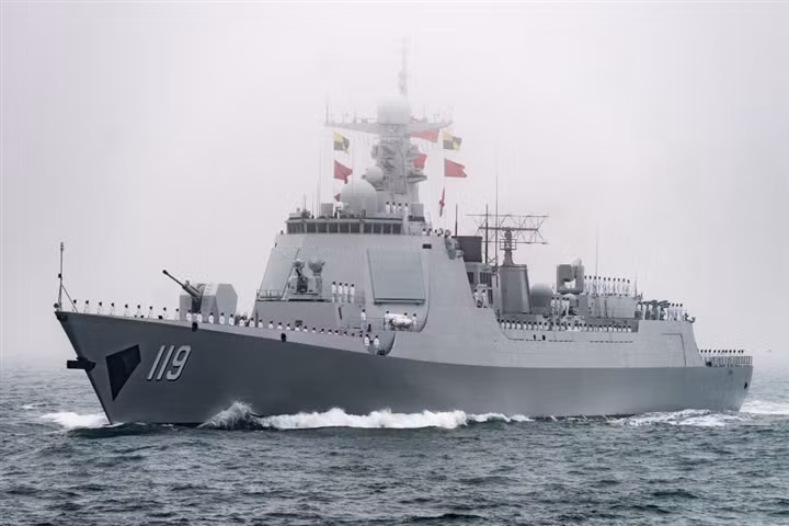 Việc sử dụng radar băng tần kép mang lại lợi thế cho các tàu so với các lớp tàu khu trục trong biên chế của Mỹ. Type 055 nằm trong số những tàu được bảo vệ tốt nhất trên thế giới với hệ thống phòng không nhiều lớp được hình thành bởi bốn loại tên lửa đất đối không bổ sung là HQ-10, HQ-26, HHQ-9B và DK-10A và nhiều hệ thống vũ khí tầm gần.