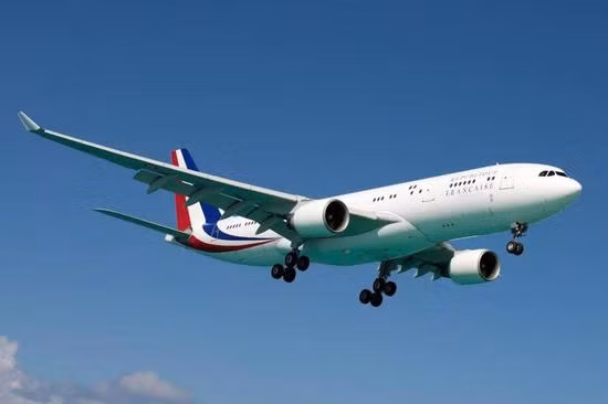 Pháp là một quốc gia có năng lực công nghiệp mạnh, chiếc máy bay “Không lực Một” của họ cũng khá “hoành tráng”. “Không lực Một” của Pháp là một chiếc máy bay Airbus A340 được sửa đổi, với một bức tranh vẽ cờ Pháp trên đuôi, để cho thế giới thấy danh tính của họ.