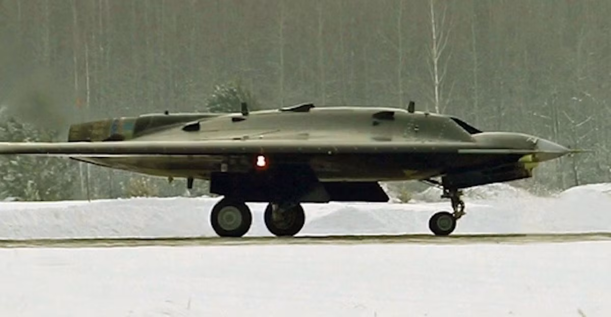 Hiện tại, nhà máy sản xuất máy bay ở Novosibirsk đang sản xuất nhiều chiếc UAV S-70. Và vào khoảng năm sau, những chiếc UAV S-70 này, có thể tham gia vào đội máy bay không người lái Hunter đang thực hiện các chuyến bay thử nghiệm. 