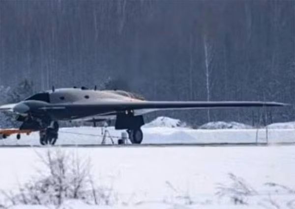 Hiện tại Mỹ vẫn chưa chuyển dự án XQ-58 Valkyrie đang được thử nghiệm sang giai đoạn sản xuất hàng loạt. Điều này là do hệ thống trí tuệ nhân tạo chưa sẵn sàng. Người Nga dường như không bận tâm đến việc sản xuất hàng loạt, khi đội UAV Hunter chưa thể thực hiện nhiệm vụ một cách hoàn toàn độc lập. 