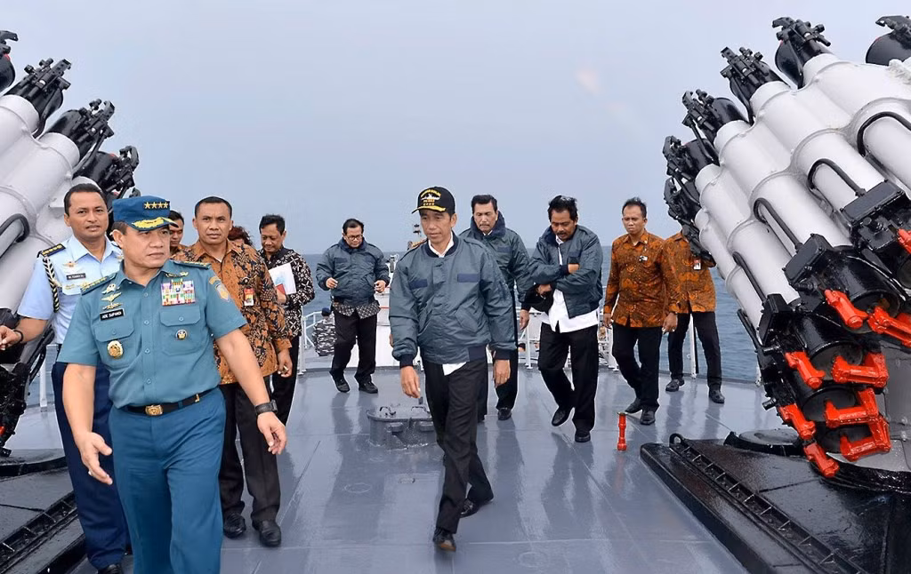 Indonesia là quốc gia Đông Nam Á đầu tiên đưa ra phản ứng về kế hoạch mua sắm các tàu ngầm tấn công hạt nhân của Australia. Chính phủ Indonesia cho rằng kế hoạch đóng tàu ngầm hạt nhân của Australia có thể đẩy cả khu vực vào một cuộc chạy đua vũ trang mới.