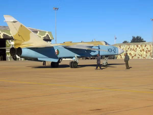 Algeria cũng triển khai phi đội máy bay chiến đấu tấn công chuyên dụng, lớn nhất châu Phi với 36 chiếc Su-24M đang hoạt động. Với vai trò chiếm ưu thế trên không, Algeria cũng triển khai phi đội gồm 15 máy bay đánh chặn MiG-25PDS Foxbat, được coi là biến thể hiện đại nhất với các cảm biến thế hệ thứ tư tiên tiến, hệ thống điện tử hàng không và hệ thống tác chiến điện tử.