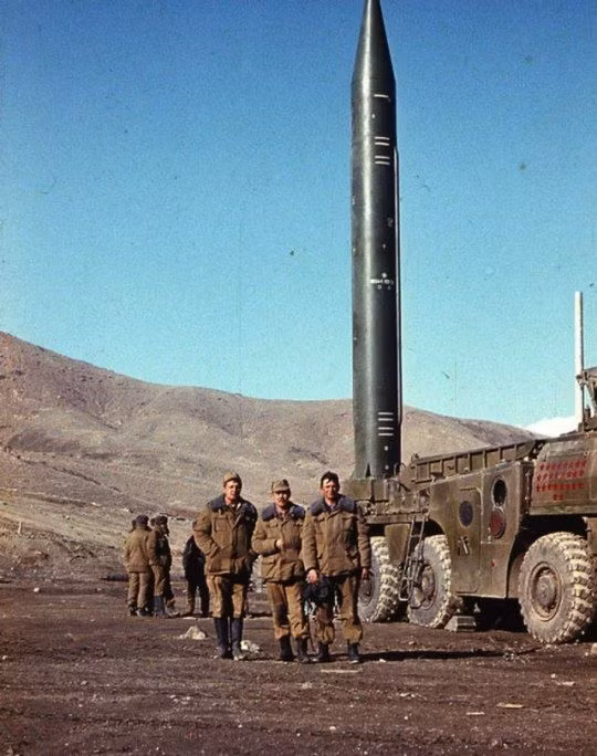 Ngoài Liên Xô sử dụng tên lửa Scud B tại chiến trường Afghanistan, Scud B còn được sử dụng rộng rãi trong Chiến tranh Iran-Iraq. Khí đó Iraq có tên lửa và các bệ phóng trước, tiến hành lần phóng đầu tiên vào tháng 10/1982 vào một trung tâm dân cư của Iran, gây ra thương vong cho khoảng 120 dân thường.