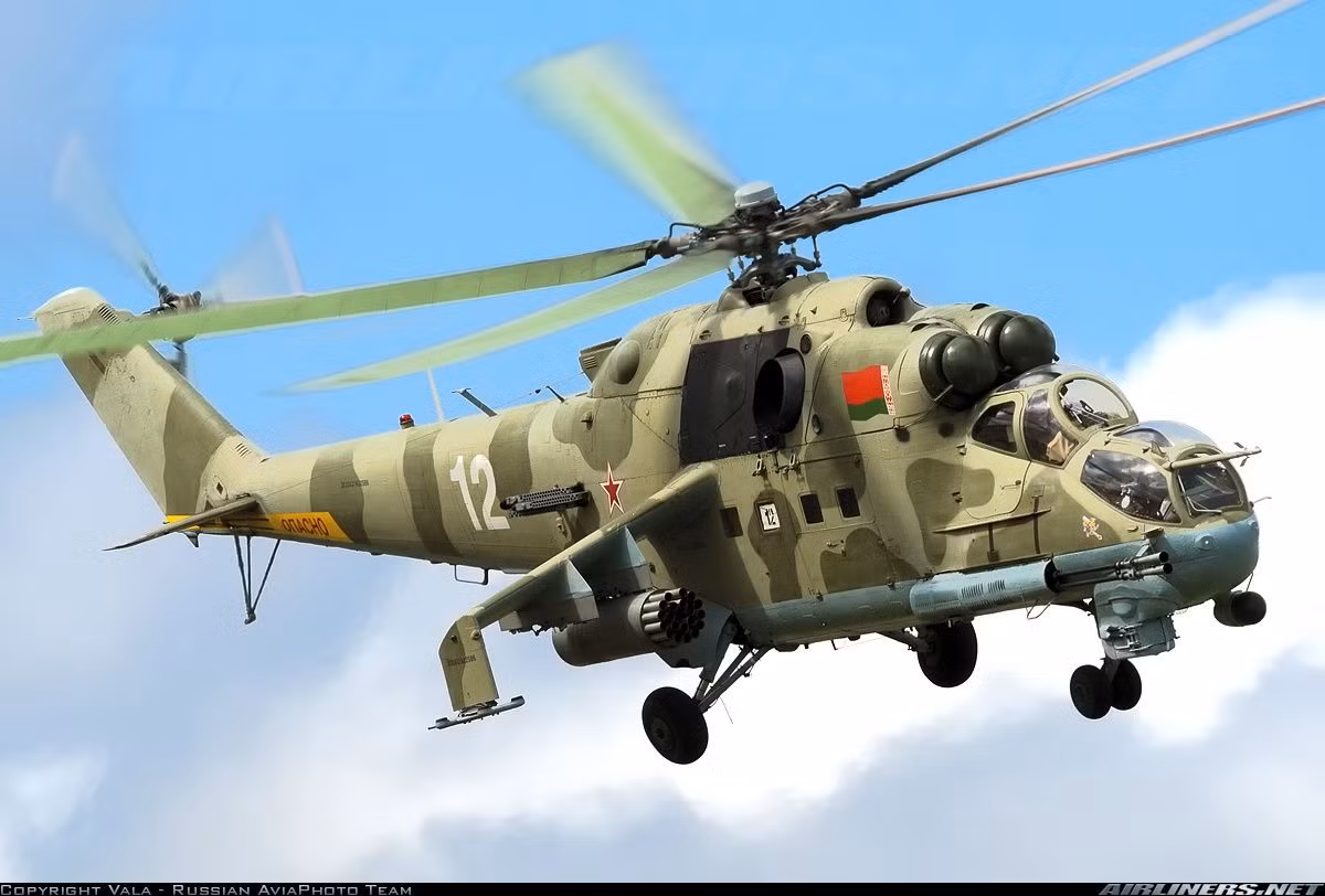 Về máy bay trực thăng vận tải và vũ trang, hiện nay Belarus sở hữu những máy bay Mi-8 và 12 chiếc trực thăng tấn công Mi-24P. Biến thể Mi-24P đã thay thế súng máy 12,7mm tiêu chuẩn, bằng một pháo hàng không tự động hai nòng 30mm GSh-30-2K, gắn bên hông cố định.
