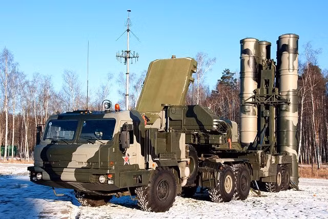 Loại vũ khí tiếp theo mà Belarus muốn trang bị, đó là hệ thống phòng không tầm xa S-400. Theo một số nguồn tin, Belarus đã nhận hệ thống S-400 từ Nga theo đường viện trợ; do Moscow quan tâm nhiều đến việc đảm bảo không phận của nước láng giềng, trong trường hợp NATO có thể tấn công.