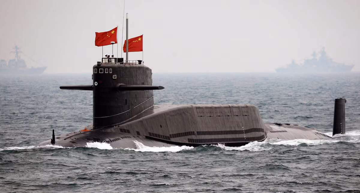 Tàu ngầm lớp Type 094A, có lượng giãn nước 11.000 tấn và được trang bị 12 tên lửa đạn đạo liên lục địa JL-3; đây cũng là loại tàu ngầm hạt nhân đầu tiên của Hải quân Trung Quốc được trang bị tên lửa JL-3, và được đưa vào hoạt động vào cuối tháng 4 vừa qua.