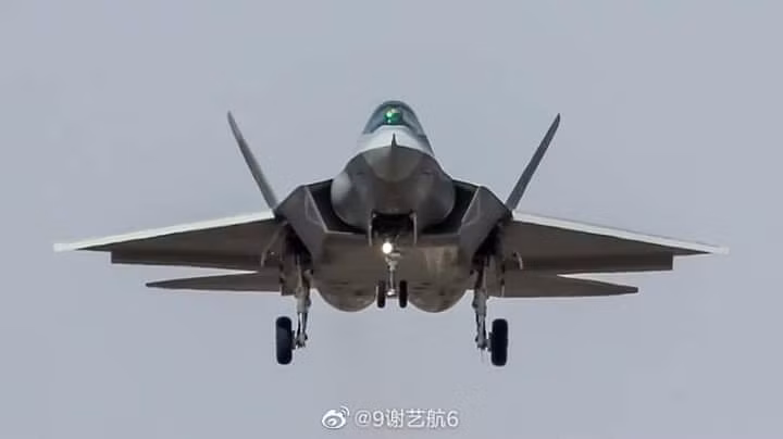 Tiêm kích hạng nặng J-20 bắt đầu được đưa vào trang bị cho trong lực lượng Không quân Trung Quốc từ tháng 3/2017, còn loại J-20B (phiên bản nâng cấp của J-20) đã được đưa vào sản xuất vào năm 2020 và loại máy bay này đã bị truyền thông Trung Quốc phát hiện là đã được thử nghiệm.