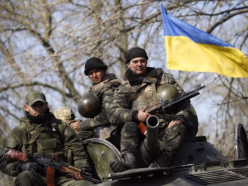 Lầu Năm Góc vào ngày 1/3 đã công bố một gói viện trợ quân sự cho Ukraine, bao gồm cung cấp hai tàu tuần tra, radar trinh sát pháo binh và một số máy thông tin chiến thuật; đồng thời cam kết tiếp tục cung cấp cho Ukraine khả năng phân tích và hình ảnh vệ tinh, cũng như hỗ trợ thiết bị quân y và hậu cần.