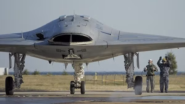 Một số nhà phát triển cho rằng, X-47B cần phải giữ khả năng tàng hình để đánh bại hệ thống phòng không của đối phương. Những người khác cho rằng, nó cần phải lớn hơn, và do đó ít tàng hình hơn, để mang theo các thùng nhiên liệu lớn cho các nhiệm vụ có thời gian dài hơn. Và có ý kiến cho rằng, UCLASS có nên là một UAV vũ trang hay không?