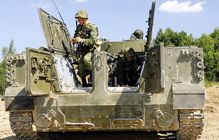 BMP-3 động cơ xe đặt ở phía sau, bánh chủ động của xe cũng được thiết kế phía sau, như vậy giúp tăng lực kéo, hiệu suất động cơ sẽ cao hơn động cơ đặt phía trước. Nhưng nếu bố trí động cơ phía sau, sẽ rất bất tiện cho binh lính lên xuống xe, khi phải trèo qua động cơ (vì vậy Nga phải chế tạo động cơ rất mỏng).