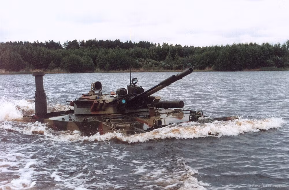 Và thực tế là khi xe BMP-3 lội nước, ít khi bố trí binh lính chiến đấu bên trong xe (vì yếu tố an toàn), vì vậy do trọng lượng của động cơ, xe có xu hướng nổi ở phần đầu; do vậy BMP-3 hoàn toàn có khả năng bơi trong điều kiện sóng đến cấp 3.