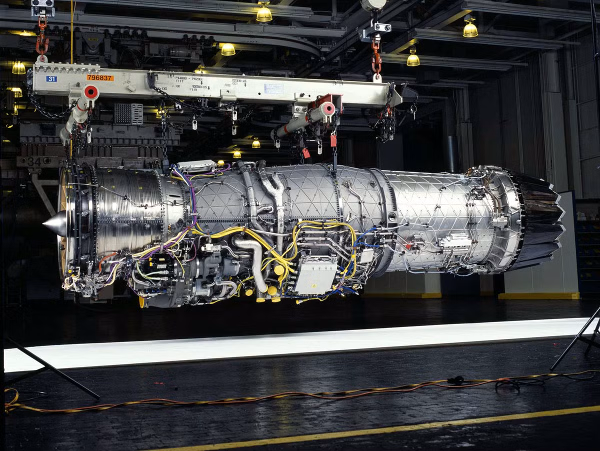 Vũ khí trên F-35 cũng còn nhiều vấn đề phải bàn, khẩu pháo hàng không 25mm được trang bị trên phiên bản F-35B đã “tự bắn mình”, v.v. Vào đầu năm nay, động cơ F135 mà F-35 sử dụng “quá nhiệt”, khiến lớp phủ cánh quạt bị nứt. 
