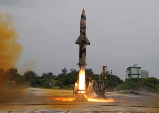 Về vũ khí: Trong vụ khủng hoảng trên, Ấn Độ không sử dụng chiến đấu cơ Su-30MKI hay tên lửa BrahMos có khả năng cao hơn nhiều, mà lại dùng tên lửa Prithvi có tính năng kém hơn. Lý do rất đơn giản, Prithvi là tên lửa “nhà trồng”, nên không thể có quốc gia nào “làm khó” được Ấn Độ.