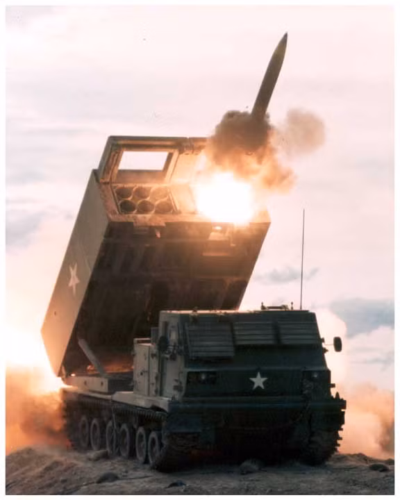 Được thiết kế dựa trên bộ khung của xe chiến đấu M-2 Bradley, hệ thống Smasher có thể mang cùng lúc 12 đạn rocket 227 mm. Một tổ hợp ba xe Smasher đủ sức phóng tới hơn 23 nghìn quả đạn chùm. Số đạn này chỉ mất 1 phút để tới mục tiêu và sẽ tiêu diệt mọi kẻ địch trong diện tích 1 km vuông.