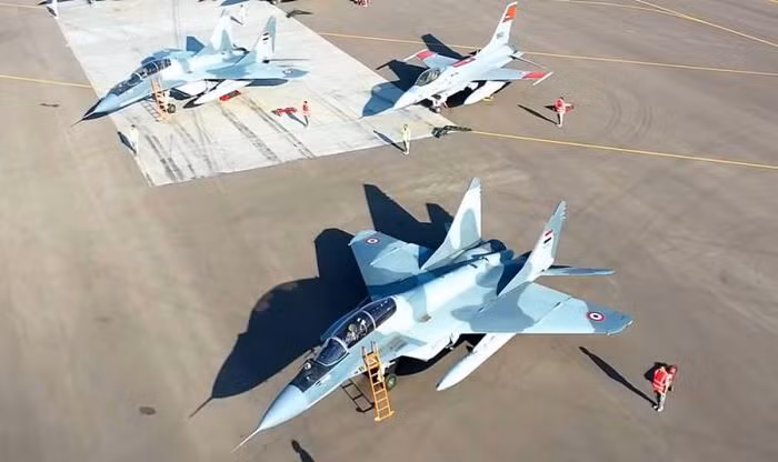 Thứ năm là tiêm kích MiG-29M của Ai Cập, là một trong những biến thể mạnh nhất của dòng máy bay chiến đấu hạng trung MiG-29 do Nga phát triển. MiG-29M Ai Cập có khả năng không đối đất ngoài tầm nhìn, nhờ được trang bị tên lửa R-77 và các biến thể cải tiến của tên lửa R-27, ngoài ra còn được trang bị tên lửa chống hạm tầm xa Kh-35.