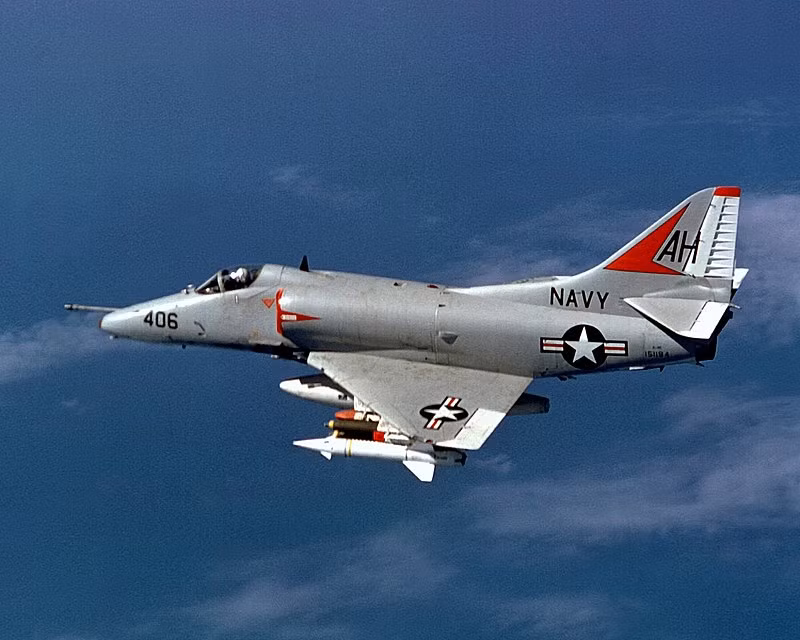 Trên thực tế, Q-5 là mẫu máy bay cường kích kém xa tính năng của chiếc Skyhawk của Mỹ, được phát triển trong thập niên 1950; sau này Trung Quốc đã cố gắng nâng cấp Q-5 bằng công nghệ phương Tây, như động cơ, hệ thống điện tử hàng không hoặc thiết bị đo xa laser.