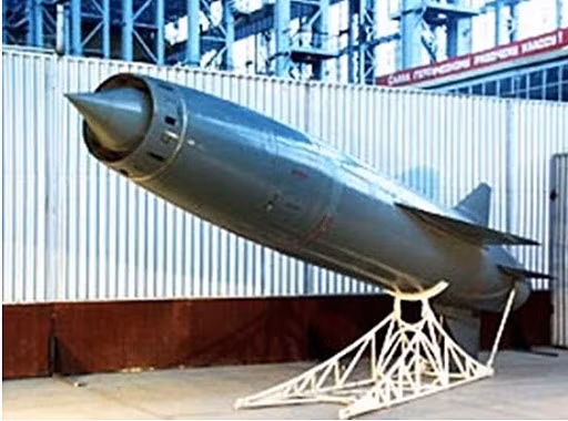 Tên lửa P-700 mã của NATO đặt là SS-N-19 Shipwreck và được phóng từ tàu ngầm chạy bằng năng lượng hạt nhân. Tên lửa có trọng lượng nặng tới 7.000 kg, có tầm bắn tương đối xa; được Liên Xô phát triển và sản xuất từ năm 1985 đến khi Liên Xô tan rã. Ngoài đầu đạn thông thường, P-700 còn có thể mang đầu đạn hạt nhân.