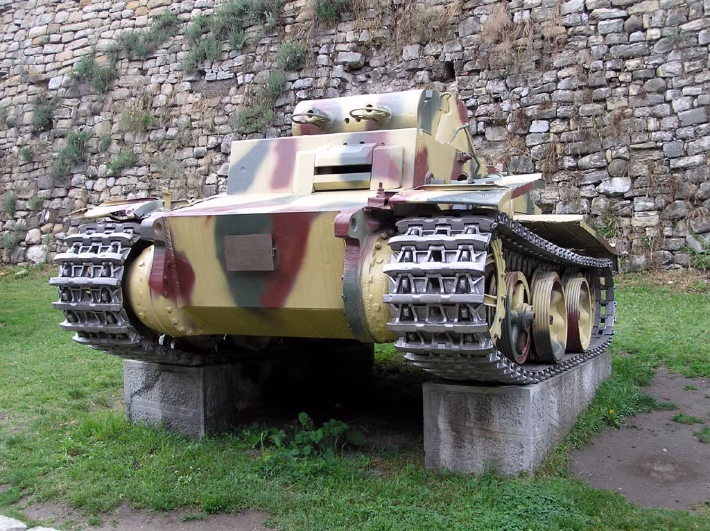 Sau khi được đưa vào sản xuất, Panzer I bắt đầu đi vào hoạt động từ năm 1934. Đó là một chiếc xe tăng hạng nhẹ, chỉ có 2 kíp lái và 2 súng máy. Tuy nhiên, trong thực chiến, Panzer I có giáp không đủ chắc chắn, nên không chống lại được những đòn tấn công của súng chống tăng.