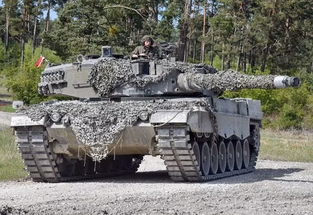 Trong quân đội Cộng hòa Liên bang Đức, Leopard 1 đã chính thức ngừng hoạt động trong biên chế các lực lượng tăng - thiết giáp vào năm 2003 và nó được thay thế bởi loại xe tăng Leopard 2 - thứ vũ khí được các chuyên gia quân sự đánh giá là loại xe tăng hiện đại nhất trên thế giới hiện nay. Nguồn ảnh: Pinterest.