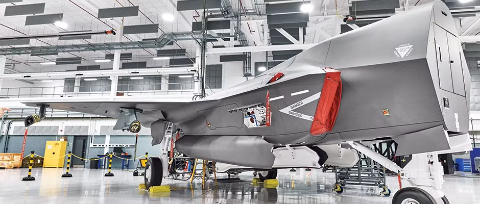 Lockheed Martin, nhà sản xuất F-35, đã mất hơn một thập kỷ để cố gắng giảm giá của F-35A xuống dưới 80 triệu USD, tương đương với máy bay chiến đấu thế hệ thứ tư. Sau nhiều năm tăng cường sản xuất và hưởng lợi từ quy mô kinh tế, công ty cuối cùng đã đạt được mục tiêu này, khi sản xuất lô F-35 thứ 13 vào năm 2019.