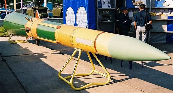 Tiếp theo là tên lửa đất đối không 40N6E, Belarus là khách hàng hàng đầu cho hệ thống tên lửa đất đối không tầm xa S-400 của Nga và là nước đầu tiên trên thế giới nhận hệ thống này từ Nga, do Moscow quan tâm đến an toàn không phận của nước láng giềng, trước mối đe dọa NATO. 