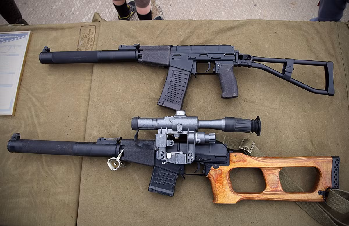 Được thiết kế và đưa vào sử dụng từ cuối những năm 1980, súng bắn tỉa VSS Vintorez và AS Val đã đáp ứng yêu cầu của quân đội Liên Xô và vẫn còn còn trong biên chế Quân đội Nga ngày nay. Cả hai loại súng này đều đã xuất hiện bên ngoài lãnh thổ Nga, đặc biệt là ở Gruzia, Syria, vùng Donbass của Ukraine và Crimea.