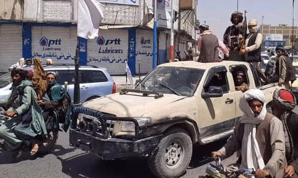 Đại sứ Nga tại Afghanistan Dmitry Zhirnov sẽ không di tản như các quốc gia phương Tây, mà còn dự kiến tổ chức một cuộc họp với đại diện của Taliban, để thảo luận về an ninh với cơ quan đại diện ngoại giao Nga.