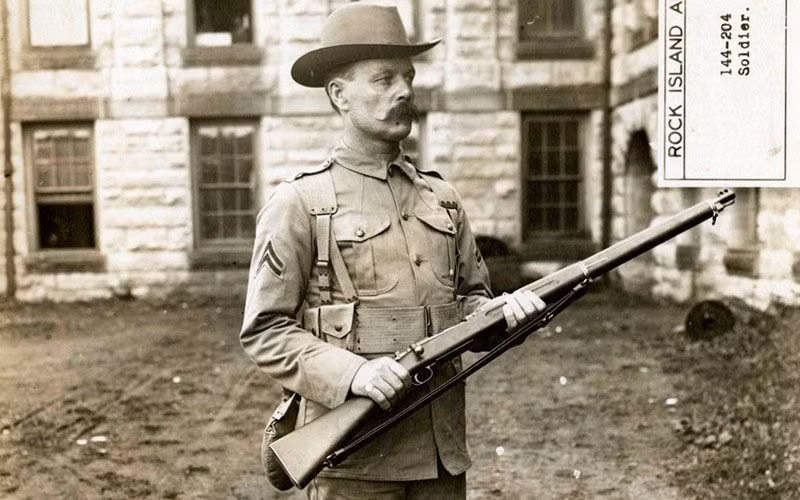 Súng trường M1903 Springfield của Mỹ, cỡ đạn .30-06 (7,62x63mm), chiều dài 1097mm; trọng lượng súng 3,94kg, ổ đạn 5 viên. M1903 là súng trường chính cho quân đội Mỹ tới CTTG 1. Quân đội Pháp sử dụng M1903 do Mỹ cung cấp ở Đông Dương trong thời kỳ đầu. Một số M1903 chiến lợi phẩm được QĐNDVN sử dụng và thường được gọi là "rơ-manh-tông 1903" (Remington).