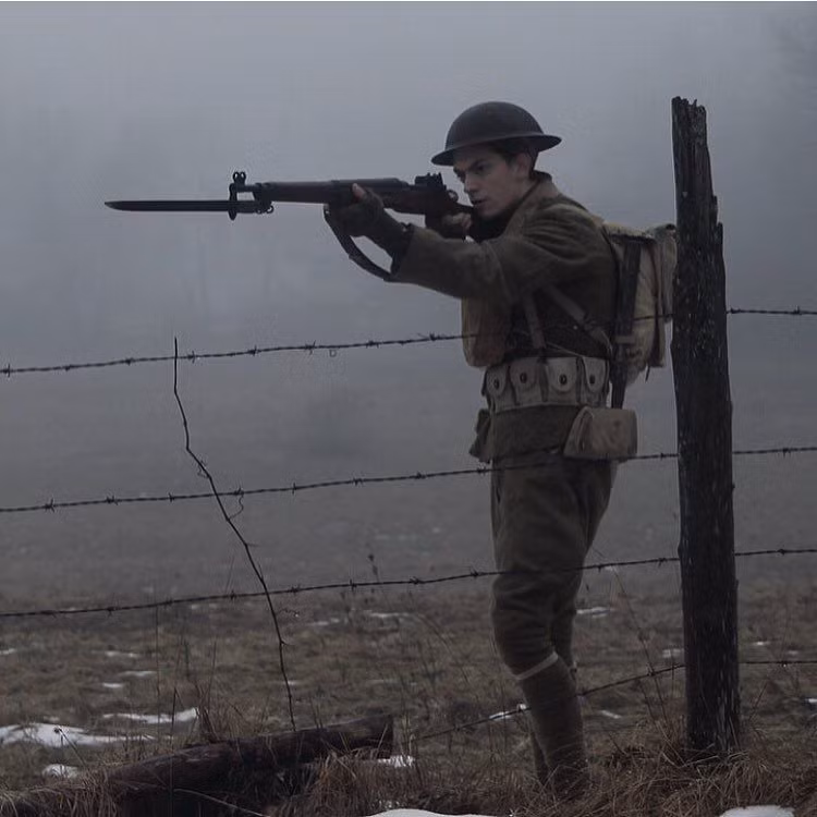 Súng trường M1917 Enfield của Mỹ, cỡ đạn.30-06 (7,62x63mm), chiều dài súng 1175mm, trọng lượng 4,08kg; ổ đạn 5 viên. M1917 được sử dụng trong quân đội Mỹ và một số nước đồng minh trong CTTG 2. Quân đội Pháp sử dụng M1917 do Mỹ cung cấp ở Đông Dương trong thời kỳ đầu. Một số M1917 chiến lợi phẩm hoặc do TQ viện trợ, được QĐNDVN sử dụng và thường được gọi là "rơ-manh-tông 1917".