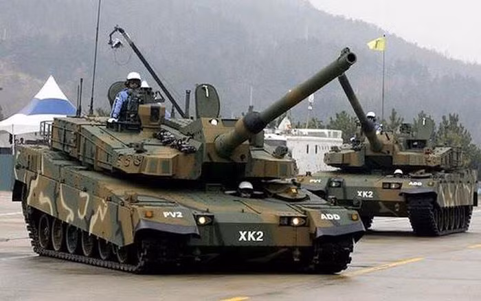 Một trong những khía cạnh ấn tượng nhất của K2 là hệ thống treo của xe, có thể xoay chuyển sang nhiều vị trí khác nhau. Do địa hình của Hàn Quốc rất nhiều đồi núi, nên hệ thống treo được nâng lên, giúp xe tăng chủ lực K2 có khoảng sáng gầm xe lớn hơn, cho khả năng việt dã tốt hơn.