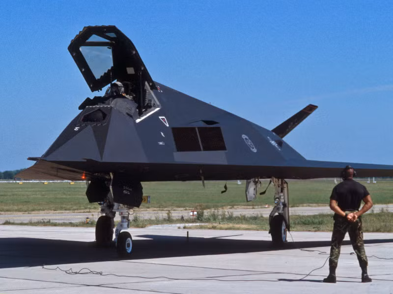 Được đưa vào biên chế trong Không quân Mỹ vào cuối năm 1983, F-117A Nighthawk là máy bay ném bom đầu tiên trên thế giới, được chế tạo theo thiết kế tàng hình, với mục đích “xuyên thủng” mạng lưới phòng không dày đặc và hiện đại nhất thế giới khi đó của Liên Xô.