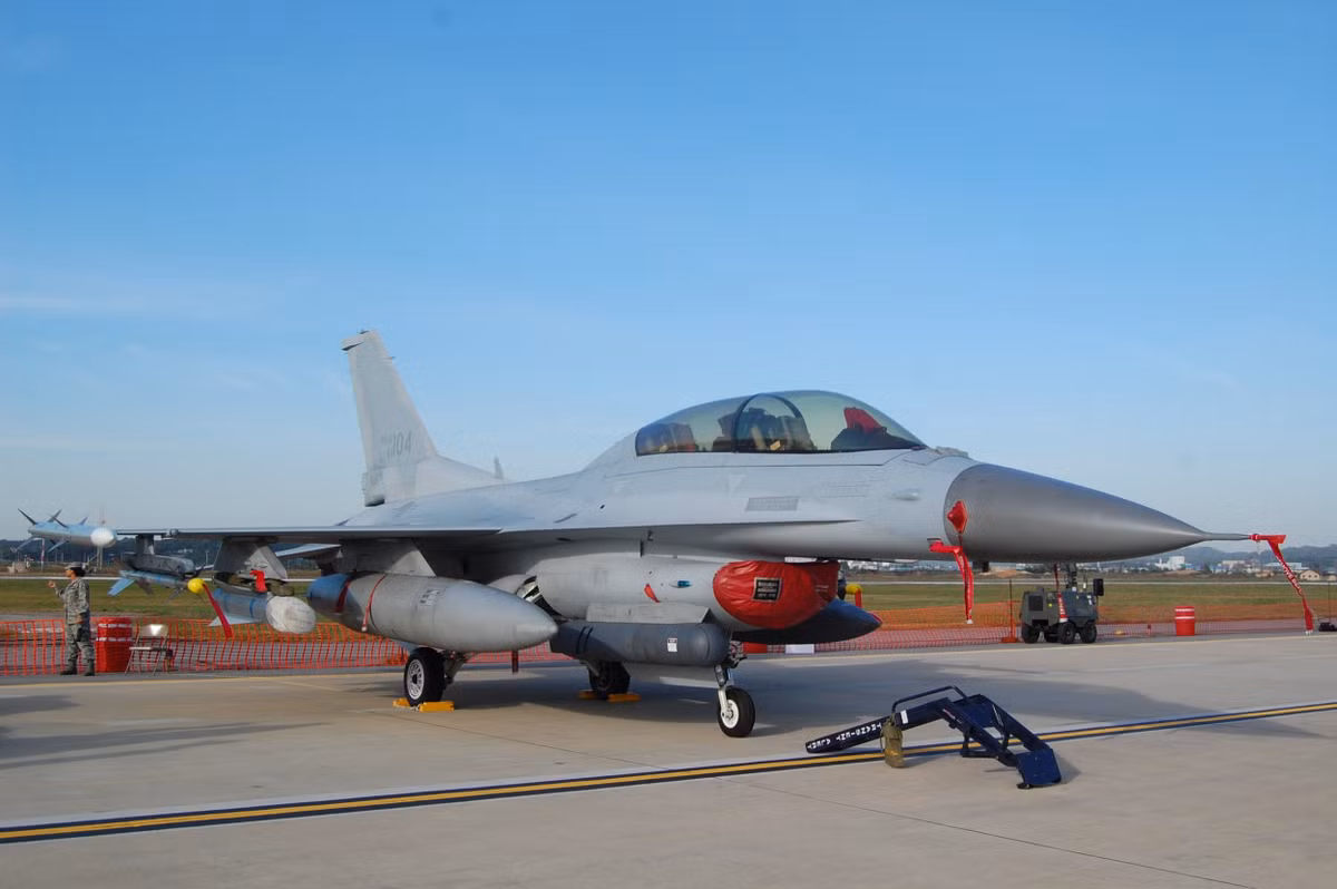 Còn F-16 được thiết kế tương tự như F-15 nhưng nhẹ hơn và rẻ hơn và ngày càng lỗi thời. Mặc dù việc nâng cấp thiết kế thường xuyên của Hàn Quốc có thể kéo dài tuổi thọ của F-16, nhưng có khả năng không quân Hàn Quốc sẽ loại bỏ một phần lớn phi đội để thay thế bằng KF-21.