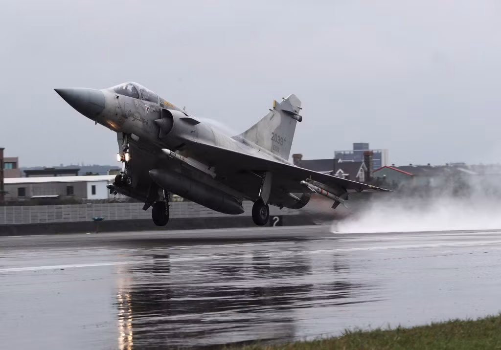Theo đó, Đài Loan cho rằng chi phí hoạt động của tiêm kích Mirage 2000 rất cao. Cụ thể, hạ tầng mặt đất cho chiến đấu cơ Mirage 2000, cũng như lượng tiêu hao nhiên liệu đều cao hơn so với các loại máy bay chiến đấu cùng tính năng.
