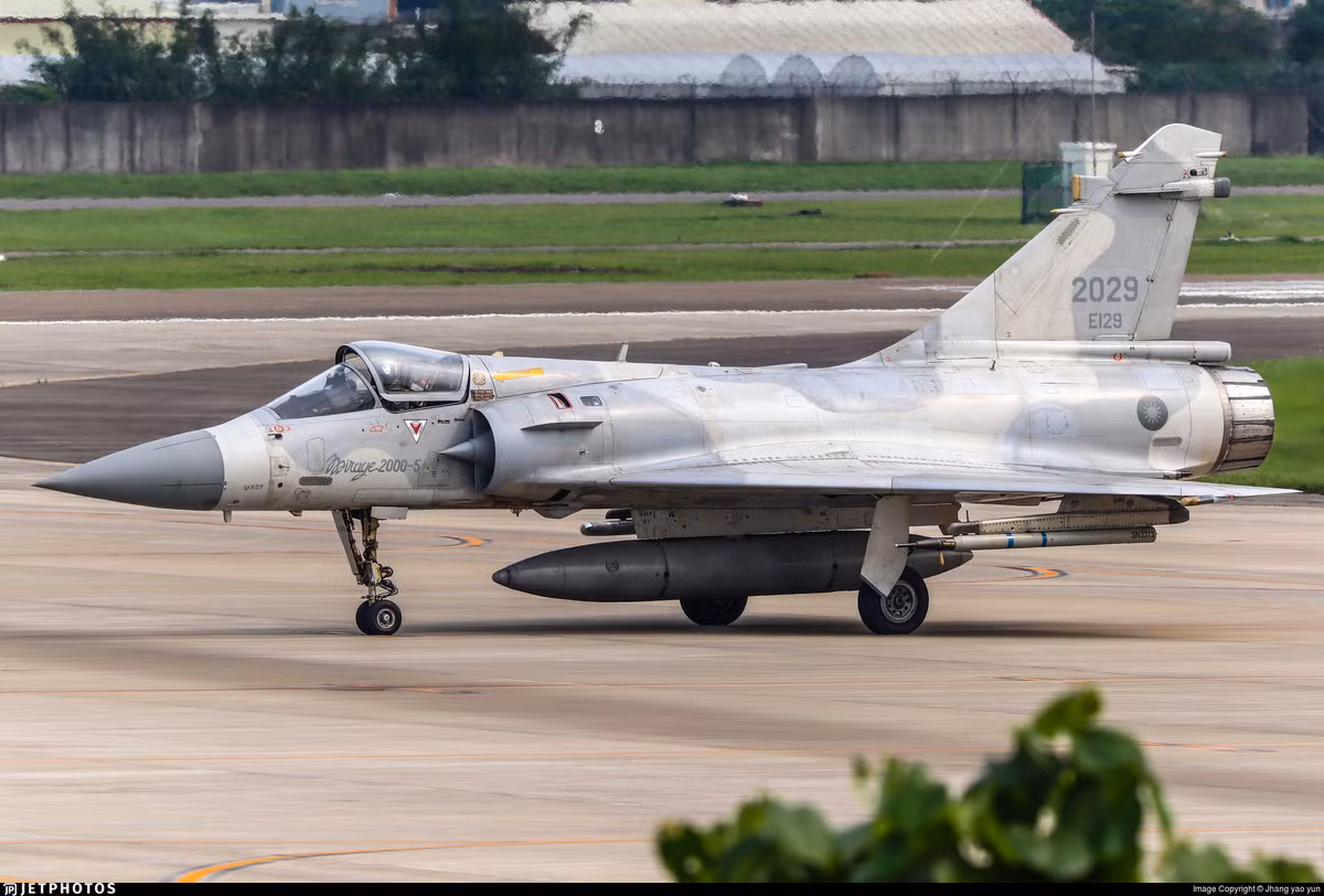 UAE mới đây đã "biếu không" Iraq 10 chiếc Mirage 2000, hay Đài Loan cũng đang phải tìm cách nhanh chóng thay thế chúng. Để lý giải thảm cảnh đang xảy ra với Mirage 2000, có thể tham khảo qua những nhận định của lực lượng phòng vệ Đài Loan.