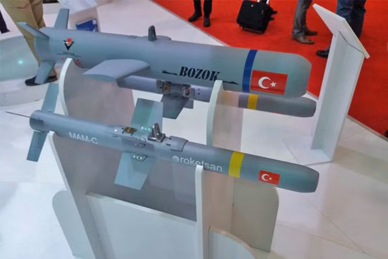 Tuy nhiên, không giống như tên lửa Hellfire, có thể sử dụng cả trên UAV và trực thăng vũ trang, tên lửa MAM-L của Thổ Nhĩ Kỳ được thiết kế lại, từ mẫu tên lửa mẹ của nó, để trở thành một vũ khí giành riêng cho máy bay không người lái vũ trang.