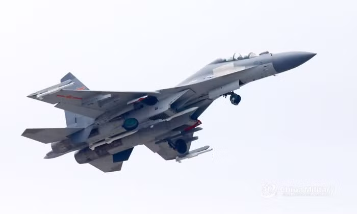 Về khả năng hoạt động, J-16 vượt trội so với tất cả các loại máy bay mà phi công này từng bay. Còn bàn về khả năng xử lý, J-16 là một máy bay thuộc thế hệ 3++ (theo cách tính của Trung Quốc). Nó thực hiện các giải pháp mang tính cách mạng, trong hệ thống điều khiển hỏa lực và radar so với các mẫu trước đó.