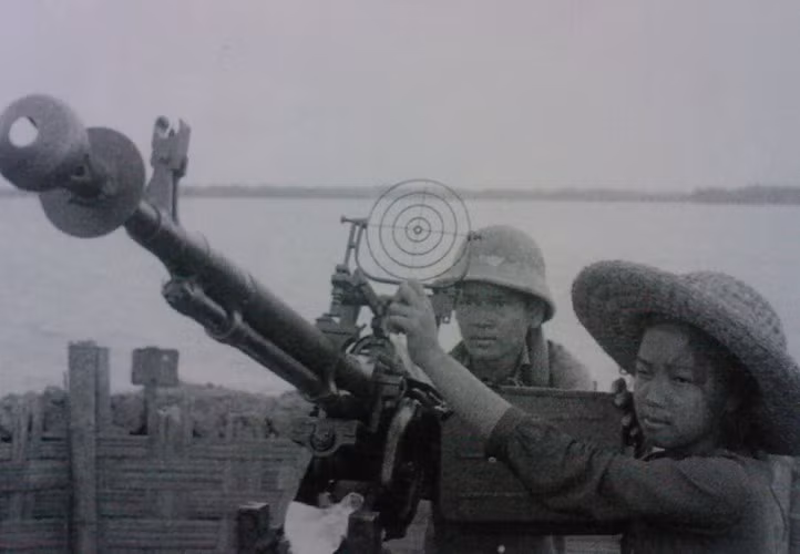 Từ năm 1950, súng máy DShK được Trung Quốc viện trợ cho Quân đội Việt Nam, thông qua các gói hàng viện trợ do Liên Xô; DShK nhanh chóng trở thành vũ khí phòng không tầm thấp, cũng như vũ khí yểm trợ bộ binh tiêu chuẩn trong các đại đoàn chủ lực và các tiểu đoàn phòng không của Việt Nam trong hai cuộc kháng chiến. 
