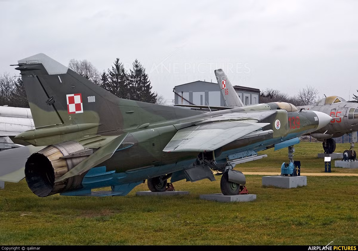 Tiêm kích MiG-23 Flogger là một trong số đó. Là đại diện tiêu biểu nhất cho dòng máy bay chiến đấu thế hệ thứ hai của Liên Xô, nhưng loại máy bay đã bị "tàn sát" bởi máy bay chiến đấu thế hệ 4 F-15 và F-16 trong chiến tranh Trung Đông; nhiều chuyên gia vội vã gán cho nó là sản phẩm của sự thất bại trong thiết kế.
