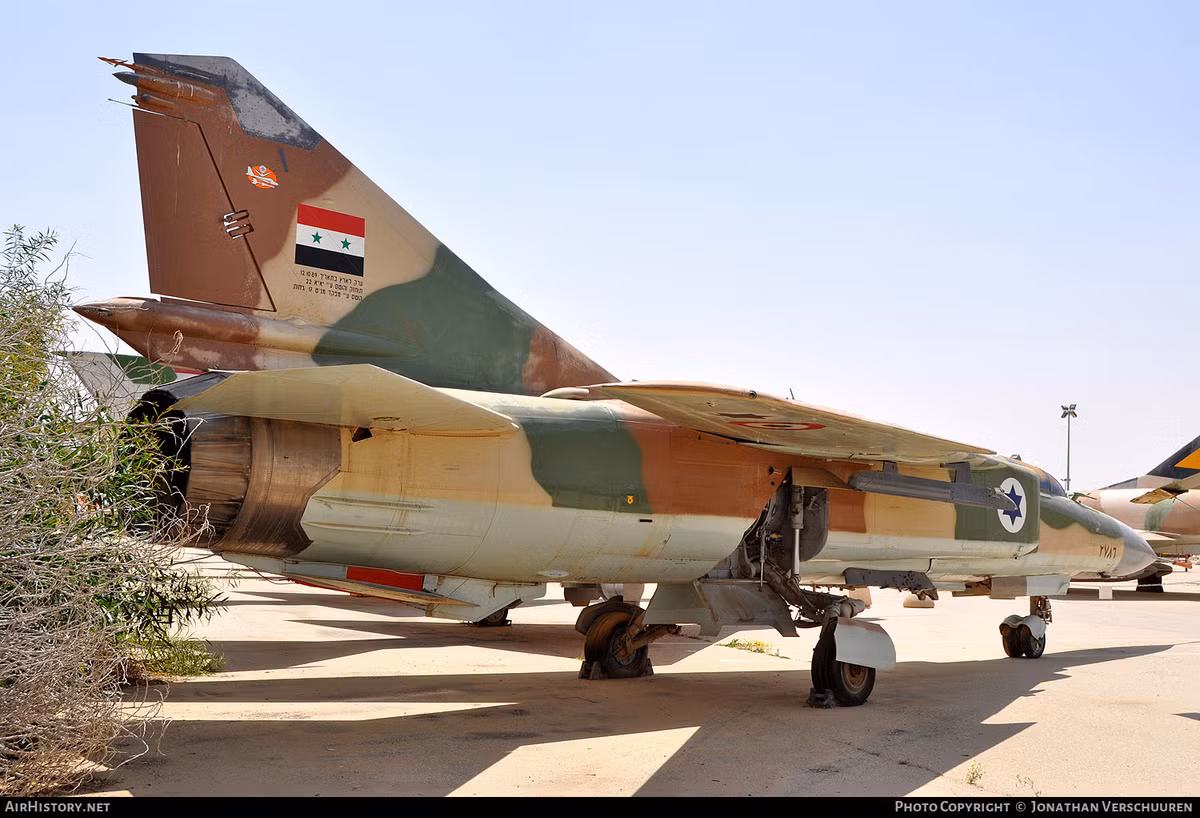 MiG-23MF được trang bị radar Sapfir-23E, với phạm vi tìm kiếm 85 km. Bản nâng cấp đồng thời có khả năng lắp hai tên lửa không đối không tầm trung R-23 và có khả năng không chiến ngoài tầm nhìn. Ngược lại khi đó, F-16 đời đầu không có khả năng phóng tên lửa không đối không tầm trung, nên MiG-23MF có một số lợi thế trong tác chiến tầm xa.