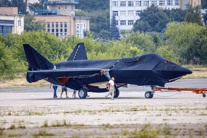 Về giá cả, theo công ty Sukhoi, giá Checkmate sẽ thấp hơn so với các loại máy bay tàng hình như Su-57 của Nga, F-35 của Mỹ hay J-20 của Trung Quốc và giá cả giúp nó tạo nên lợi thế, nhất là thị trường châu Á. Ngoài ra, Checkmate sẽ có một loạt các loại vũ khí, kể cả những loại đang trong quá trình phát triển. Nguồn ảnh: Topwar.