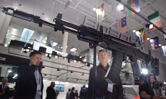 Công ty chế tạo vũ khí Kalashnikov Concern của Nga đã chế tạo một loại súng trường tấn công mới cho các đơn vị đặc nhiệm của Nga, đó là khẩu AK-12SP. Khẩu súng mới này đã được công bố trong cuộc triển lãm quân sự Army 2021 tại ngoại ô Thủ đô Moscow vào cuối tháng 8/2021. 