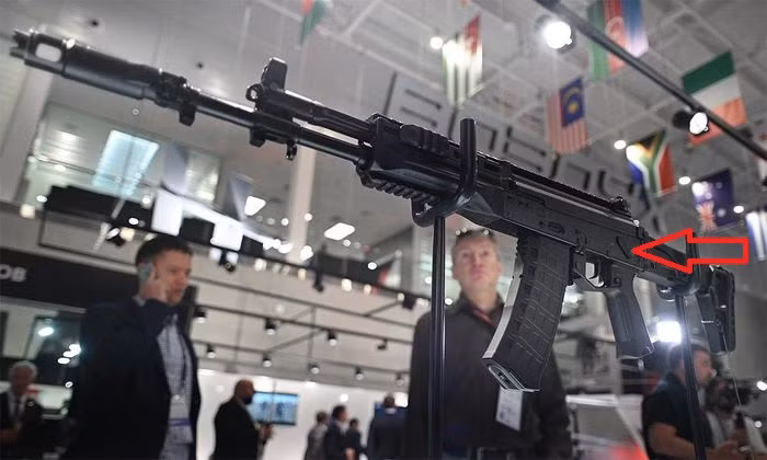 AK-12SP cũng đã được sửa đổi cho người dùng thuận cả tay phải và trái, vì các cần gạt hạn định bắn của AK-12SP được bố trí ở cả hai bên, giúp người bắn mở khóa an toàn hoặc đặt chế độ bắn, mà không cần rời tay khỏi vòng cò. 