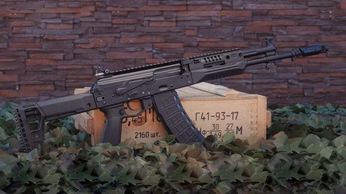 Sự khác biệt giữa AK-12 sản xuất loạt cho các binh chủng trong Quân đội Nga và phiên bản AK-12SP cho các lực lượng đặc biệt, trước hết nằm ở phần báng súng.