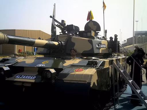 Type-59/Al-Zarrar đã được nâng cấp hỏa lực, sử dụng pháo nòng trơn 125mm, số vũ khí phụ vẫn giữ nguyên bản gồm một khẩu 12,7 mm trên nóc tháp pháo, một súng máy đồng trục với pháo chính và một súng máy của lái xe.