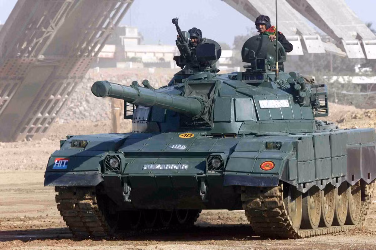Quân đội Pakistan hiện có khoảng 2.400 chiếc MBT, được biên chế thành 50 trung đoàn. Loại xe tăng chiếm số lượng lớn nhất là xe tăng Type-59/Al-Zarrar (phiên bản Trung Quốc sao chép của T-54 Liên Xô), chiếm khoảng 1.100 chiếc.