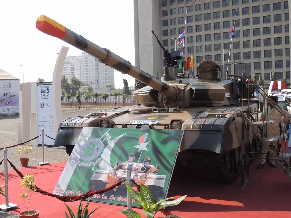 Pakistan và Trung Quốc đã hợp tác với nhau vào những năm 1990, để đồng sản xuất khoảng 350 chiếc xe tăng chủ lực Al Khalid, dựa trên xe tăng Type 90-IIM của Trung Quốc. Phiên bản hiện đại hóa và mới nhất của Al Khalid-1 đã được biên chế cho Quân đội Pakistan vào tháng 6 năm ngoái.