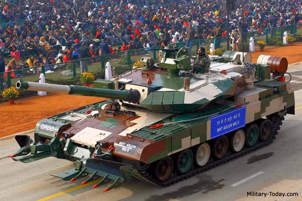 Tuy nhiên, Mk-1A thiếu khả năng phóng tên lửa chống tăng qua nòng, nhưng tính năng này sẽ sớm được bổ sung. Mk-1A được trang bị lớp giáp mô-đun bổ sung Kanchan, giúp nâng cao hơn nữa khả năng bảo vệ khỏi đạn chống tăng.