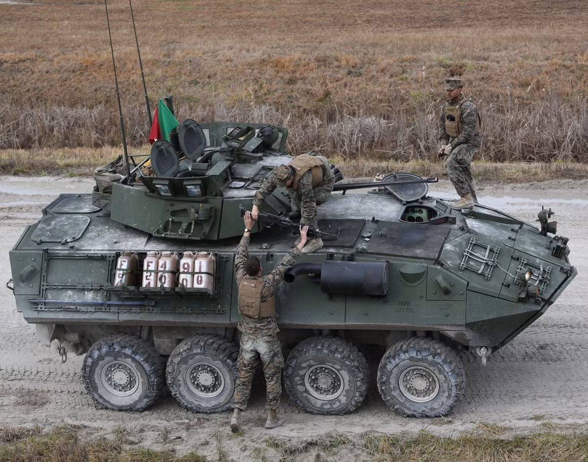 LAV-25 đặc biệt ở chỗ, nó có khả năng được vận chuyển bằng tàu đổ bộ đệm khí LCAC, hoặc bằng trực thăng hạng nặng CH-53; thậm chí là tự bơi vào bờ (nhưng chỉ ở các vùng nước nông gần bờ, trong điều kiện sóng nhỏ).
