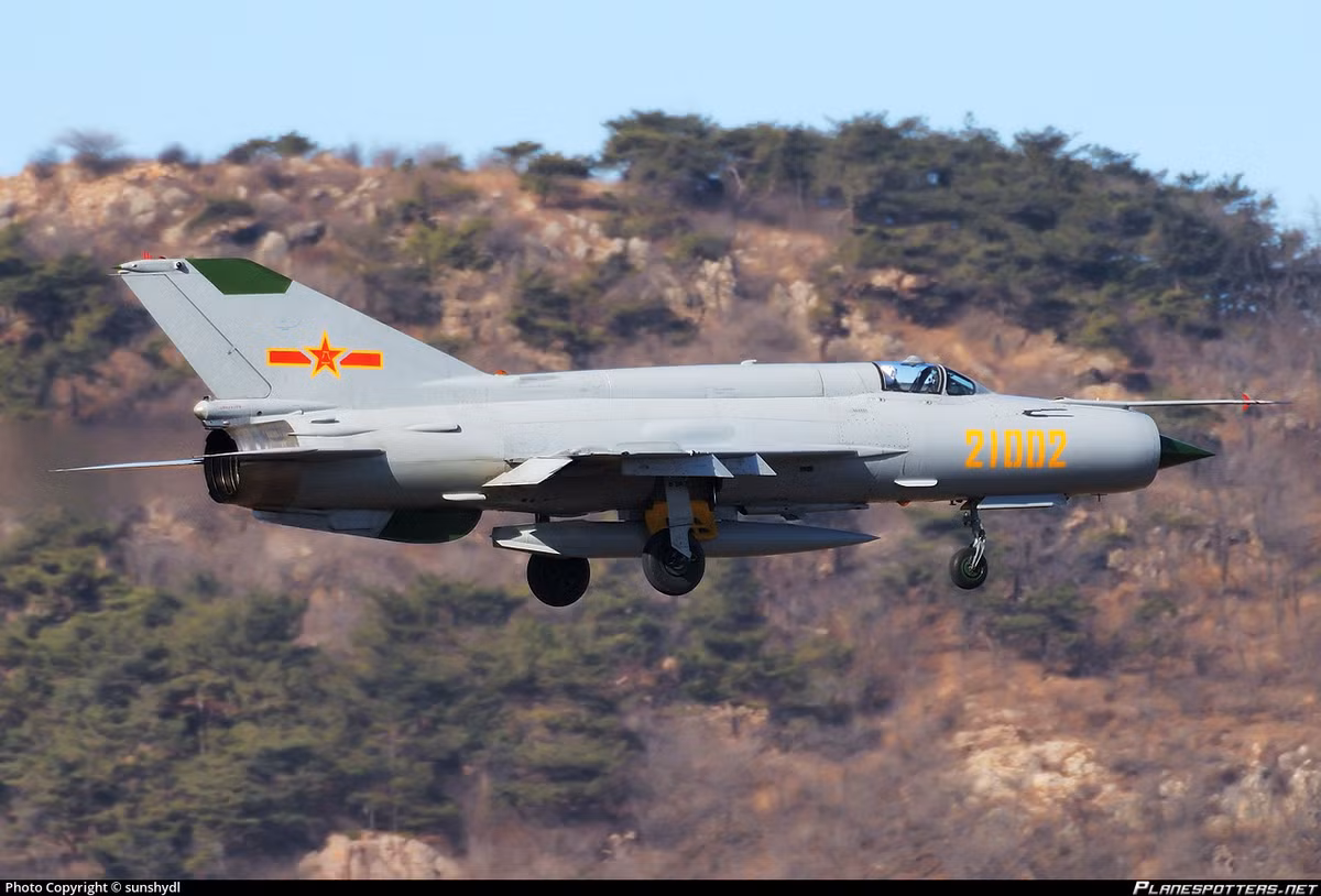 J-7 có tốc độ bằng chiến đấu cơ F-16 của Mỹ, khi đạt tốc độ Mach 2, nhưng loại máy bay này không thể mang theo nhiều nhiên liệu hoặc vũ khí, và hiệu suất radar của nó cũng rất hạn chế. Tuy nhiên, Trung Quốc đã và đang nâng cấp khả năng chiến đấu của J-7.